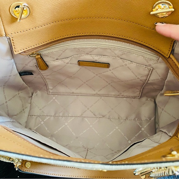 Michael Kors Shoulder Bag with matching Wallet in Vanilla/Acorn. - Picture 6 of 9